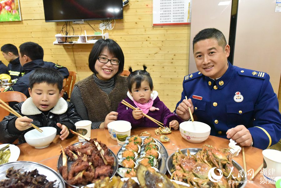 賴建華的妻兒是春運(yùn)的逆行者，今年過年來到大隊(duì)和他一起過年。 余杉芳攝