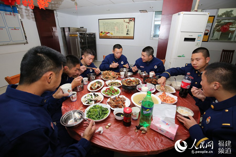 漳州消防救援支隊特勤一中隊吃年夜飯。