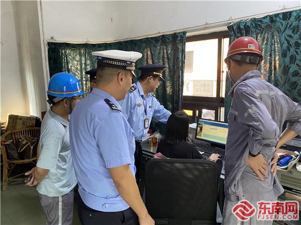執(zhí)法人員檢查車輛裝載、配載情況.jpg