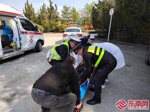 合力將患者送上救護(hù)車.jpg