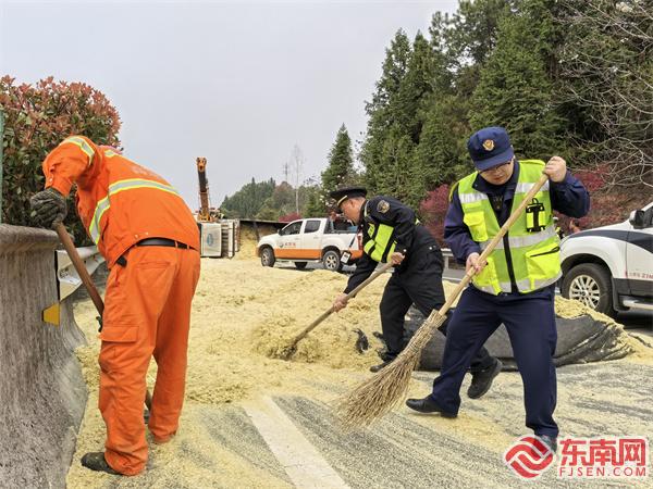 各部門聯(lián)合清理路面散落物.jpg