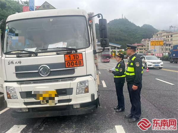 執(zhí)法人員現(xiàn)場(chǎng)檢查危險(xiǎn)品運(yùn)輸車輛.jpg