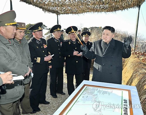 朝軍25日在東海元山一帶進行了大規(guī)模國家級聯(lián)合軍演，金正恩親自參觀了此次軍演。(韓聯(lián)社)