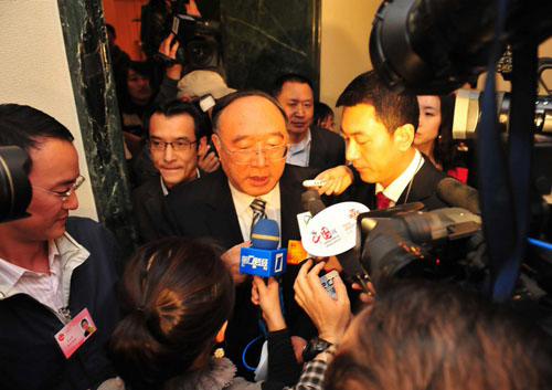3月4日晚，全國人大代表、重慶市市長黃奇帆接受了中外60余家媒體的集體采訪。圖為記者“圍堵”黃奇帆。人民網(wǎng)記者 于凱攝