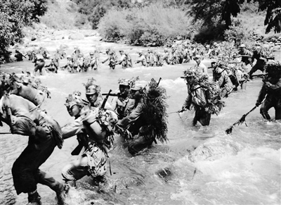 上圖：身披偽裝的中國士兵在前往滇西怒江前線的路上，他們將在那里阻截日軍的進犯。