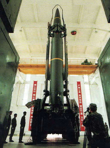 資料圖：二炮東風-11型戰(zhàn)術地地導彈起豎。