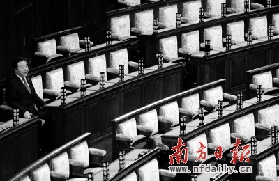 16日，日本眾院解散,野田坐在空蕩的眾院會(huì)場(chǎng)。新華社發(fā)