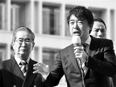 29日，日本著名極右翼分子石原慎太郎（左）和新生代右翼政客橋下徹在東京街頭演講拉票。