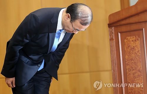 檢察總長韓相大30日上午10時在首爾檢察廳大樓舉行記者招待會宣布辭去檢察總長職務。（圖片來自韓聯(lián)社）