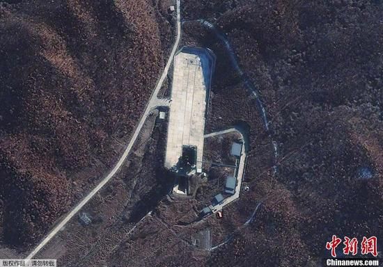 當(dāng)?shù)貢r(shí)間12月1日，朝鮮宇宙空間技術(shù)委員會(huì)發(fā)言人說(shuō)，朝鮮將于本月10日至22日間發(fā)射衛(wèi)星。圖為國(guó)外媒體近日公布的俯瞰朝鮮衛(wèi)星發(fā)射場(chǎng)照片。