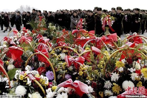 據(jù)朝中社報(bào)道，當(dāng)?shù)貢r(shí)間12月16日，朝鮮人民軍官兵、各階層人民和青少年學(xué)生前往萬壽臺(tái)，為朝鮮已故領(lǐng)導(dǎo)人金日成和金正日銅像獻(xiàn)花。據(jù)悉，12月17日是朝鮮已故最高領(lǐng)導(dǎo)人金正日逝世一周年紀(jì)念日。