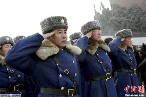 據(jù)朝中社報(bào)道，當(dāng)?shù)貢r(shí)間12月16日，朝鮮人民軍官兵、各階層人民和青少年學(xué)生前往萬壽臺(tái)，為朝鮮已故領(lǐng)導(dǎo)人金日成和金正日銅像獻(xiàn)花。據(jù)悉，12月17日是朝鮮已故最高領(lǐng)導(dǎo)人金正日逝世一周年紀(jì)念日。 