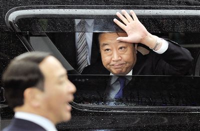 15日，東京，野田佳彥首相黯然揮手離開拉票現(xiàn)場，這似乎預示著民主黨在大選中的慘敗。16日，野田佳彥在敗選后宣布辭去民主黨黨首職位。