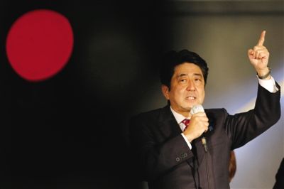　　12月15日，日本自民黨總裁安倍晉三在東京街頭發(fā)表演講。當日是競選活動最后一天，日本國民議會選舉于12月16日拉開帷幕。圖/新華社