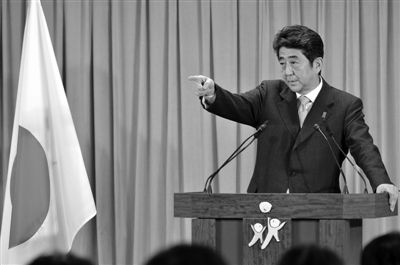 17日，東京自民黨總部大樓，安倍晉三勝選后召開新聞發(fā)布會(huì)。