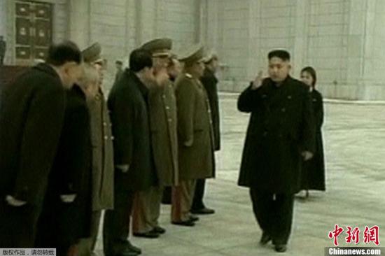 資料圖：當(dāng)?shù)貢r(shí)間12月17日，朝鮮平壤，金正恩攜夫人李雪主及黨政軍高層干部參謁錦繡山太陽(yáng)宮，紀(jì)念金正日逝世一周年。