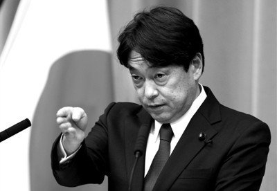 12月27日,日本新任防衛(wèi)大臣小野寺五典在東京舉行的記者會(huì)上回答記者提問。