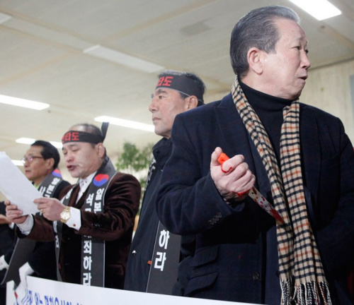 韓國反日活動(dòng)人士金昌根在機(jī)場(chǎng)出口處切腹自殺抗議額賀一行訪韓。