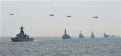 2012年10月14日，日本海上自衛(wèi)隊(duì)舉行閱艦式。2013年，日本自衛(wèi)隊(duì)時(shí)隔11年首增防衛(wèi)預(yù)算。資料圖片