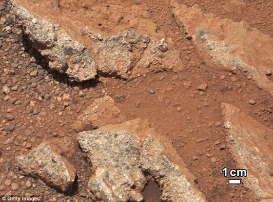 火星上一塊被稱之為“林克”的露出地面的巖層，四周的灰塵呈紅褐色。這一發(fā)現(xiàn)證明火星表面曾出現(xiàn)溪流