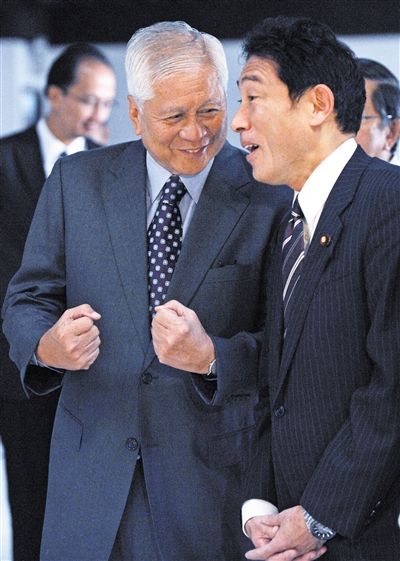 10日，馬尼拉，正在菲律賓訪問(wèn)的日本外相岸田文雄（右）與菲外長(zhǎng)羅薩里奧交談。