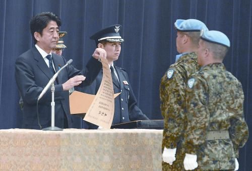 20日，日本首相安倍晉三向回國(guó)的戈蘭高地維和自衛(wèi)隊(duì)遞交政府獎(jiǎng)狀。安倍在儀式上稱，近年“日本周邊的安全保障環(huán)境更加嚴(yán)峻”，為此將修改《防衛(wèi)計(jì)劃大綱》，進(jìn)一步加強(qiáng)日美同盟。