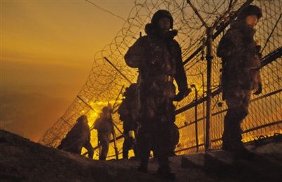 2012年12月26日，新年將至，韓國陸軍28師官兵在軍事分界線附近巡邏。