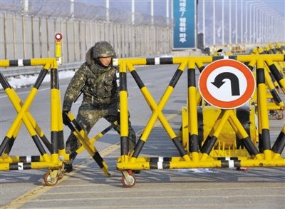 2月13日，朝韓邊境，韓國方面在通往朝鮮金剛山工業(yè)園區(qū)的韓國道路上設(shè)置路障。