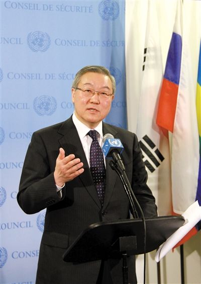 2月12日，安理會輪值主席國、韓國外交通商部長官金星煥宣讀聲明。新華社發(fā)