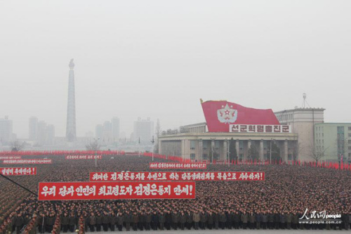 2013年2月14日，朝鮮在首都平壤的金日成廣場(chǎng)舉行了超過(guò)10萬(wàn)人參加的平壤市軍民聯(lián)歡大會(huì)，慶祝第三次地下核試驗(yàn)成功。攝影：人民網(wǎng)記者 王莉