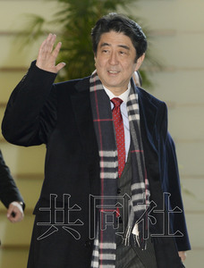 圖為2月21日上午安倍步入官邸。