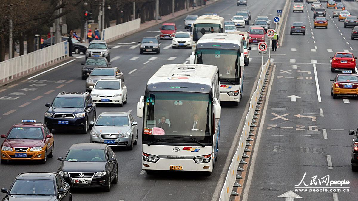 沒有封路及警車帶道，重慶代表團(tuán)接送車有序通過長安街。吉羽/攝影