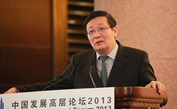 樓繼偉:中國(guó)正擺脫滑向