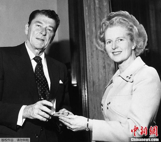 　英國“鐵娘子”、前首相撒切爾夫人8日去世，享年87歲。撒切爾夫人1979年至1990年任首相，是英國唯一一位女首相，也是英國20世紀(jì)連續(xù)執(zhí)政時間最長的首相。圖為1975年4月9日，羅納德·里根贈送撒切爾夫人（右）一枚銀制紀(jì)念章。