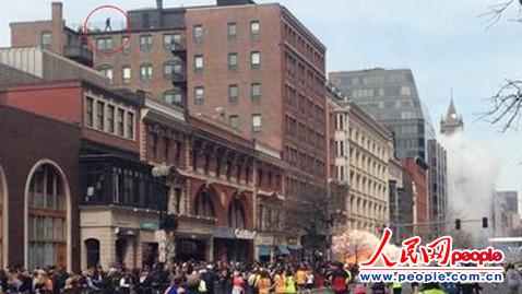 目擊者丹·蘭帕里奧拍攝的照片中，案發(fā)現(xiàn)場建筑屋頂?shù)目梢扇宋锍蔀門witter熱議話題。 圖片來自網(wǎng)絡