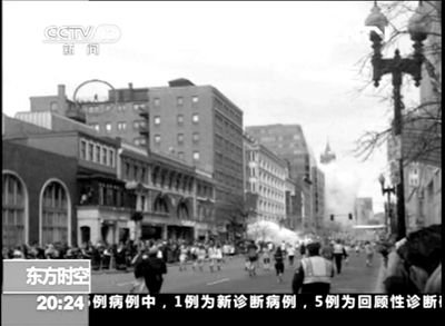 一名馬拉松參賽者15日拍攝的一段視頻中，一個屋頂神秘人引發(fā)各方猜想。央視截屏