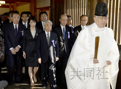 4月23日上午，跨黨派議員團(tuán)體“大家參拜靖國(guó)神社國(guó)會(huì)議員會(huì)”成員參拜了靖國(guó)神社。圖中左三為會(huì)長(zhǎng)尾辻秀久。