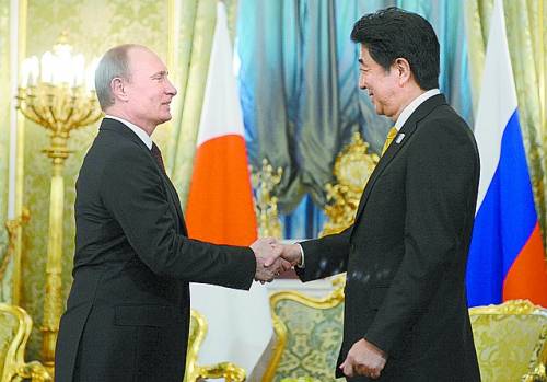 俄羅斯總統(tǒng)普京（左）4月29日在莫斯科與來(lái)訪的日本首相安倍晉三會(huì)談。 新華社/法新