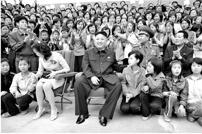 5月19日，朝鮮最高領(lǐng)導人金正恩與夫人李雪主訪問妙香山少年團野營所，與孩子們合影。
