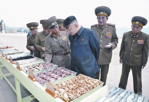 朝鮮官方近日點(diǎn)名批評韓國總統(tǒng)樸槿惠，引發(fā)朝韓雙方激烈嘴仗，圖為金正恩視察人民軍部隊(duì)后勤基地。