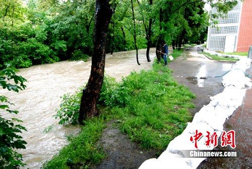 捷克遭受洪災2人死亡首都等13區(qū)域進入緊急狀態(tài)