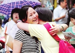 進(jìn)考場(chǎng)前家長給孩子打氣