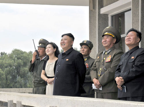 朝鮮最高領(lǐng)導(dǎo)人金正恩攜夫人李雪主18日視察了榮獲吳仲洽7團(tuán)稱號(hào)的朝鮮人民軍航空與防空軍第1017部隊(duì)，并指導(dǎo)飛行訓(xùn)練。（《勞動(dòng)新聞》圖片） 點(diǎn)擊圖片進(jìn)入下一頁(yè)！