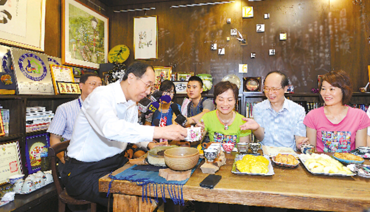 尤權走訪臺北社區(qū)與里長泡茶聊天 一縷茶香兩岸情緣