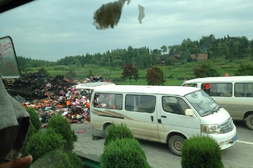 湖南貨車(chē)與核載53人客車(chē)相撞 事故或造成重大傷亡