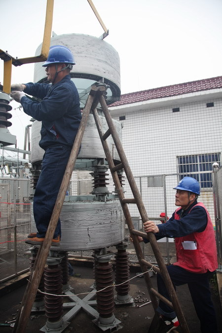 施工現(xiàn)場中，董忻江為施工人員做好安全防護(hù)