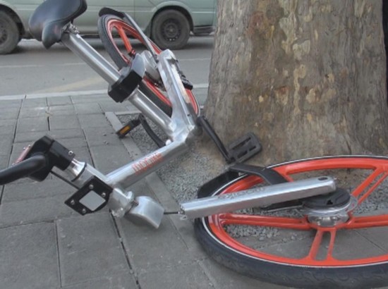 單車(chē)被砸_副本.jpg