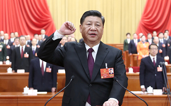 新當選的國家主席、中央軍委主席習近平進行憲法宣誓