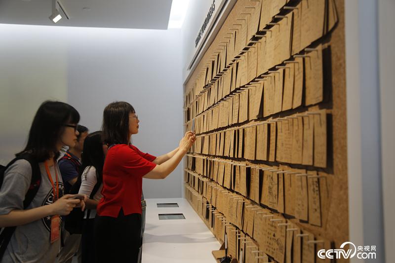 展覽出口的留言墻,觀眾以文字、涂鴉等方式表達參觀感受。
