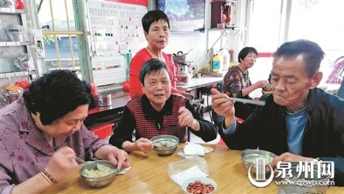 老人歡聚一堂，共享免費(fèi)午餐。